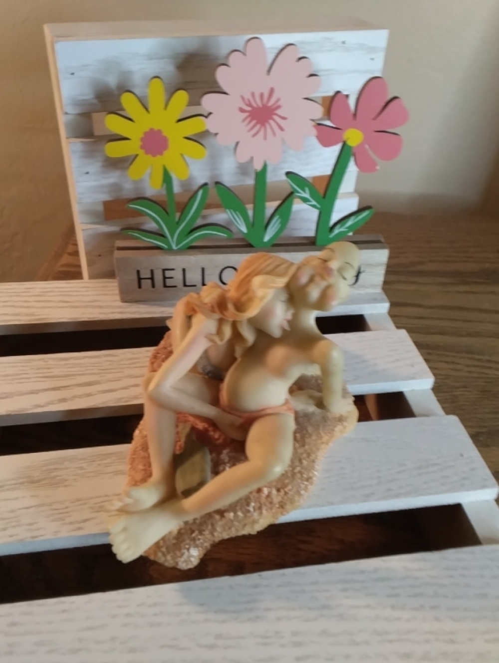 Decorative Beach Couple Figurine in Cream and Tan